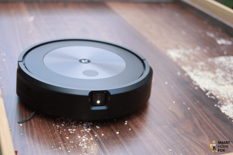 iRobot Roomba Roboter saugt im Test Haferflocken vom Boden auf